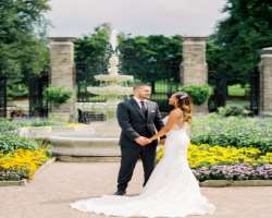 The garden is also suitable to organize weddings and other outdoor events with open spaces beautifully decorated with natural colorful flowers.